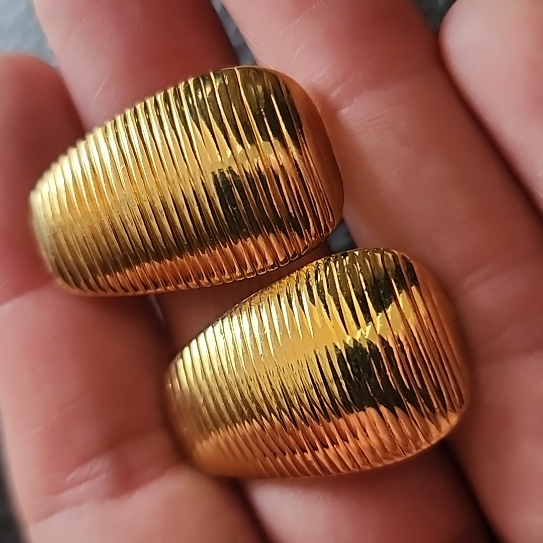Vtg Avon Clip On Earrings 16$